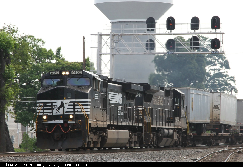 NS 9652 leads train 218 towards Pomona